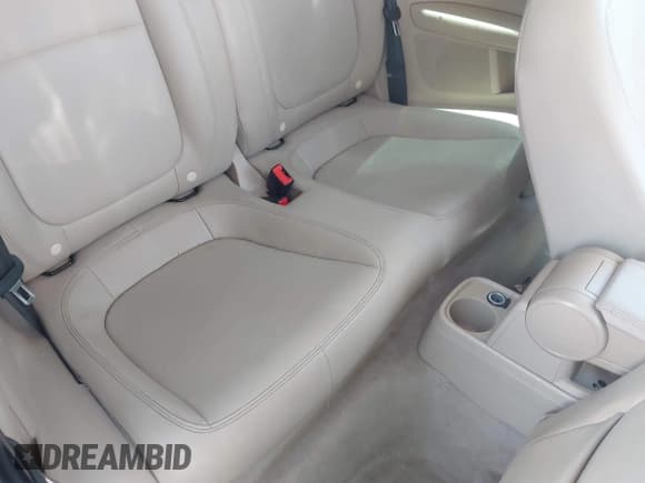 ✅ 2014 Volkswagen Beetle 2.5L • VIN: 3VWHX7AT8EM607412 • Lot: 42498009. Wystawiony na IAAI z przebiegiem 151 020 mil. Bezpłatny archiwum sprzedaży aukcyjnych z USA i szczegółowy raport historii pojazdu na DreamBid. Zdjęcie 8.