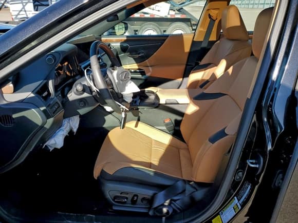 ✅ 2025 Lexus ES 350 Ultra Luxury • VIN: 58AFZ1B12SU199600 • Lot: 94433995. Wystawiony na Copart z przebiegiem 4 554 mil. Bezpłatny archiwum sprzedaży aukcyjnych z USA i szczegółowy raport historii pojazdu na DreamBid. Zdjęcie 7.