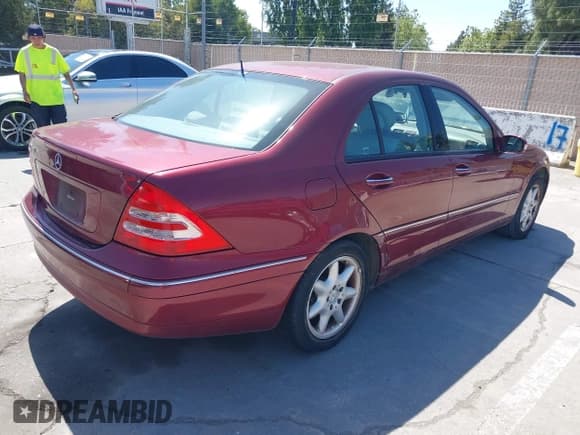 ✅ 2001 Mercedes-Benz C 230/260/280/320 • VIN: WDBRF61J21F056048 • Lot: 42273081. Wystawiony na IAAI z przebiegiem 138 637 mil. Bezpłatny archiwum sprzedaży aukcyjnych z USA i szczegółowy raport historii pojazdu na DreamBid. Zdjęcie 4.