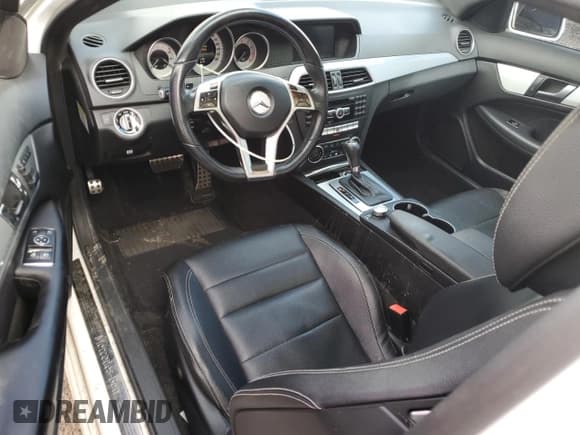 ✅ 2014 Mercedes-Benz C 250 • VIN: WDDGJ4HB7EG283011 • Лот: 89543945. Опубликован ранее на Copart с пробегом 121 429 миль. Бесплатный доступ к архиву аукционных продаж из США и подробный отчёт об истории автомобиля на DreamBid. Изображение 8.