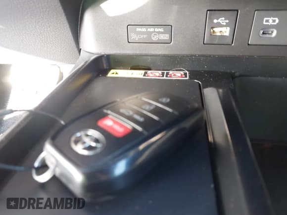 ✅ 2026 Toyota Camry Nightshade • VIN: 4T1DAACK2TU217740 • Lot: 43782010. Wystawiony na IAAI z przebiegiem 429 mil. Bezpłatny archiwum sprzedaży aukcyjnych z USA i szczegółowy raport historii pojazdu na DreamBid. Zdjęcie 11.