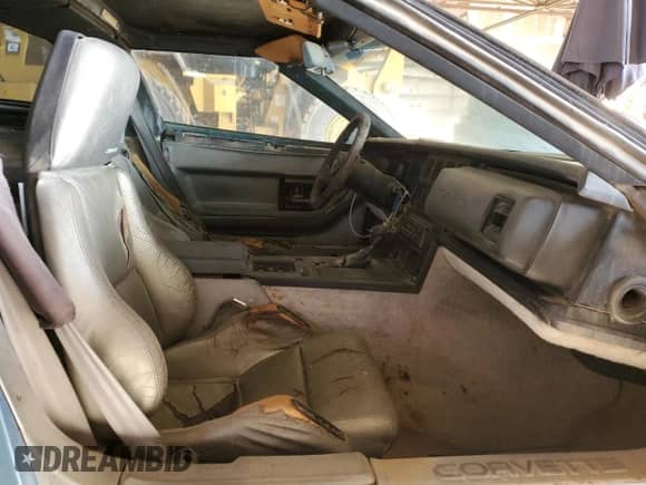 1987 Chevrolet Corvette z VIN 1G1YY2186H5114555, wystawiony jako Copart lot #80902234 z przebiegiem 161 493 mil mil oraz Czysty tytuł • Clean title. Historia ofert i sprzedaży dostępna na DreamBid. Obrazek 10.