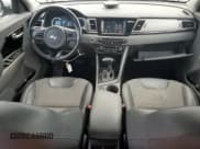 ✅ 2017 Kia Niro EX • VIN: KNDCC3LC6H5071794 • Lot: 81812375. Wystawiony na Copart z przebiegiem 78 439 mil. Bezpłatny archiwum sprzedaży aukcyjnych z USA i szczegółowy raport historii pojazdu na DreamBid. Zdjęcie 8.