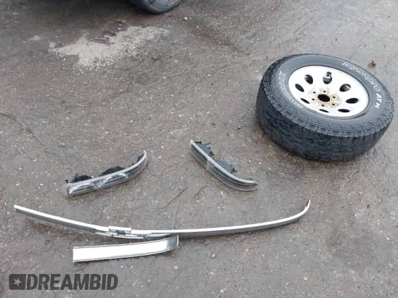 2008 Chevrolet Silverado 1500 Work Truck z VIN 1GCEC14X58Z115601, wystawiony jako IAAI lot #42134593 z przebiegiem 213 219 mil mil oraz . Historia ofert i sprzedaży dostępna na DreamBid. Obrazek 12.