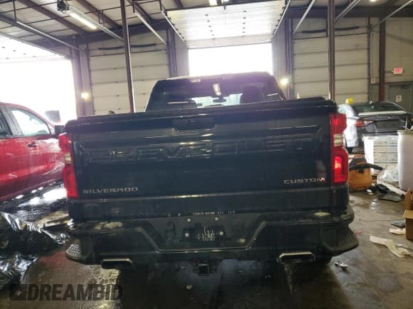 ✅ 2022 Chevrolet Silverado 1500 Custom Trail Boss • VIN: 3GCPYCEL2NG110871 • Lot: 44859705. Wystawiony na Copart z przebiegiem 82 790 mil. Bezpłatny archiwum sprzedaży aukcyjnych z USA i szczegółowy raport historii pojazdu na DreamBid. Zdjęcie 3.