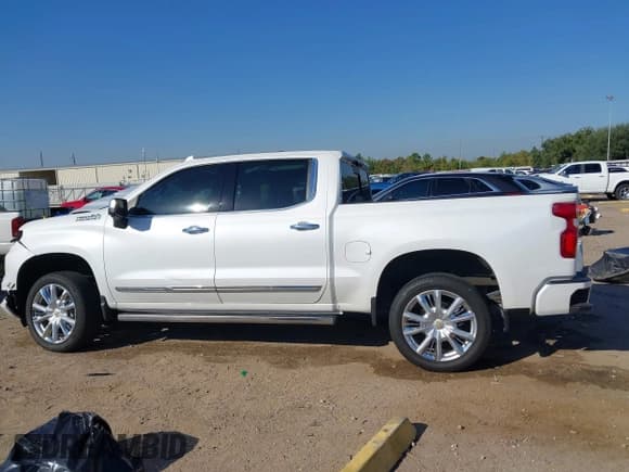 ✅ 2025 Chevrolet Silverado 1500 High Country • VIN: 1GCUKJEL7SZ110059 • Лот: 43449624. Опубликован ранее на IAAI с пробегом 20 466 миль. Бесплатный доступ к архиву аукционных продаж из США и подробный отчёт об истории автомобиля на DreamBid. Изображение 15.