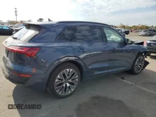 ✅ 2024 Audi Q8 e-tron Premium Plus • VIN: WA15AAGE0RB044134 • Лот: 77543604. Опубликован ранее на Copart с пробегом 9 611 миль. Бесплатный доступ к архиву аукционных продаж из США и подробный отчёт об истории автомобиля на DreamBid. Изображение 3.