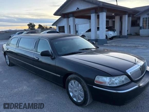 ✅ 2005 Lincoln Town Car Executive • VIN: 1L1FM88W35Y601513 • Lot: 86784384. Listed on Copart with 141,935 mi. Free auction sales archive from the USA and detailed vehicle history report at DreamBid. Image 1.