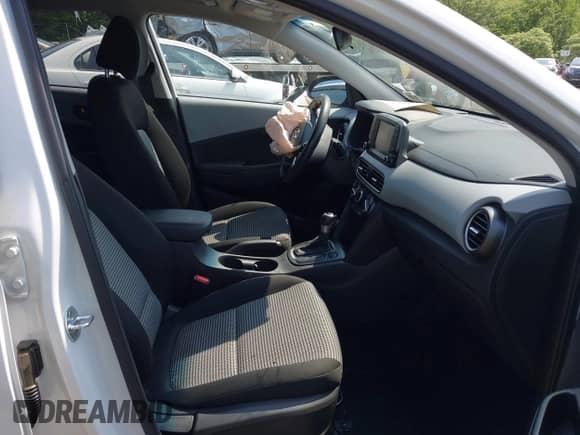 2021 Hyundai Kona SEL z VIN KM8K2CAA9MU615281, wystawiony jako IAAI lot #42403332 z przebiegiem 57 206 mil mil oraz . Historia ofert i sprzedaży dostępna na DreamBid. Obrazek 5.