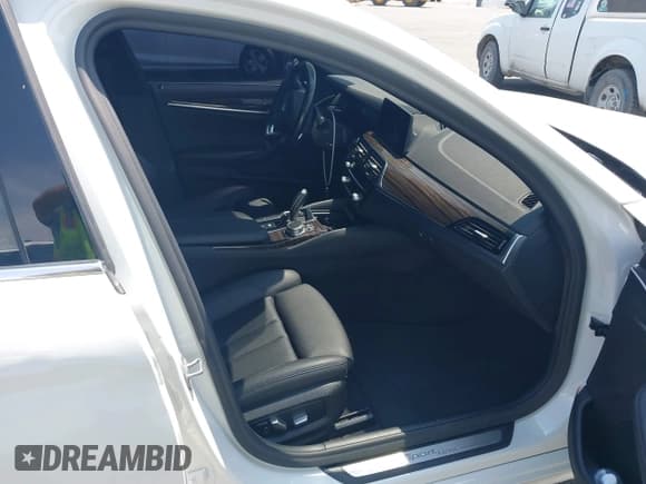 ✅ 2020 BMW 5 Series 530i • VIN: WBAJR3C04LCE14442 • Lot: 42915763. Wystawiony na IAAI z przebiegiem 71 741 mil. Bezpłatny archiwum sprzedaży aukcyjnych z USA i szczegółowy raport historii pojazdu na DreamBid. Zdjęcie 5.