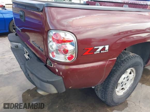 2002 Chevrolet Silverado 1500 LS z VIN 1GCEK14V02Z331249, wystawiony jako IAAI lot #42352384 z przebiegiem 232 697 mil mil oraz . Historia ofert i sprzedaży dostępna na DreamBid. Obrazek 17.