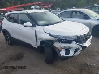 ✅ 2025 Kia Seltos S • VIN: KNDEUCAA4S7816366 • Lot: 43240094. Wystawiony na IAAI z przebiegiem 808 mil. Bezpłatny archiwum sprzedaży aukcyjnych z USA i szczegółowy raport historii pojazdu na DreamBid. Zdjęcie 1.