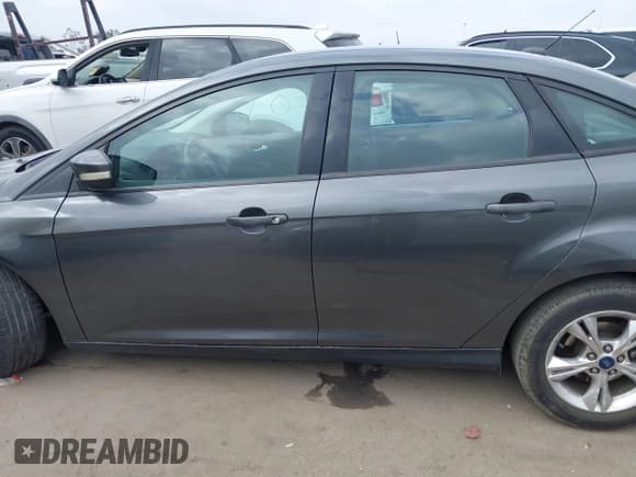✅ 2018 Ford Focus SE • VIN: 1FADP3FEXJL300524 • Lot: 43599068. Wystawiony na IAAI z przebiegiem 93 611 mil. Bezpłatny archiwum sprzedaży aukcyjnych z USA i szczegółowy raport historii pojazdu na DreamBid. Zdjęcie 13.