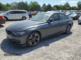 2014 BMW 3 Series 328i xDrive z VIN WBA3B3C53EJ981052, wystawiony jako Copart lot #58157555 z przebiegiem 141 971 mil mil oraz Czysty tytuł • Clean title. Historia ofert i sprzedaży dostępna na DreamBid. Obrazek 1.