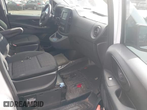 ✅ 2017 Mercedes-Benz Metris Cargo • VIN: WD3PG2EA5H3221735 • Lot: 41390964. Listed on IAAI with 118,789 mi. Free auction sales archive from the USA and detailed vehicle history report at DreamBid. Image 5.