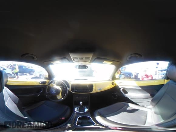 ✅ 2013 Volkswagen Beetle 2.5L • VIN: 3VWJP7AT8DM617745 • Lot: 43493323. Wystawiony na IAAI z przebiegiem 118 418 mil. Bezpłatny archiwum sprzedaży aukcyjnych z USA i szczegółowy raport historii pojazdu na DreamBid. Zdjęcie 18.