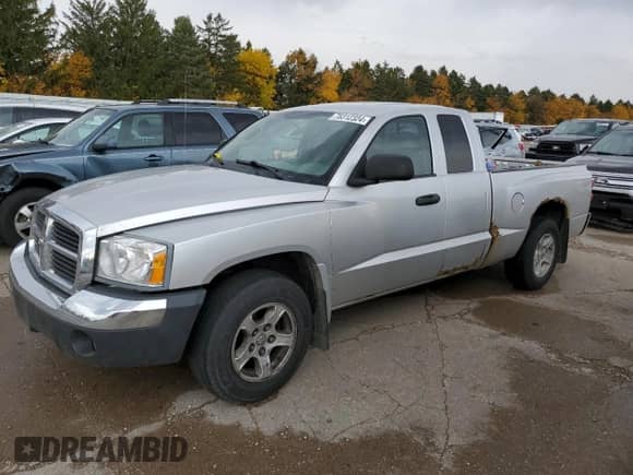 2005 Dodge Dakota SLT z VIN 1D7HW42K35S332944, wystawiony jako Copart lot #78312324 z przebiegiem 302 593 mil mil oraz Czysty tytuł • Clean title. Historia ofert i sprzedaży dostępna na DreamBid. Obrazek 1.
