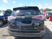 ✅ 2018 Toyota RAV4 LE • VIN: 2T3ZFREVXJW470869 • Lot: 43133197. Wystawiony na IAAI z przebiegiem 103 303 mil. Bezpłatny archiwum sprzedaży aukcyjnych z USA i szczegółowy raport historii pojazdu na DreamBid. Zdjęcie 16.