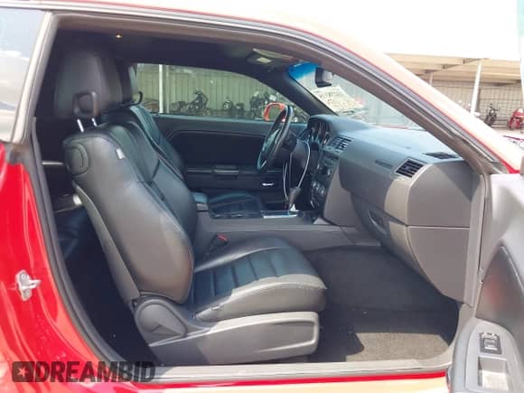 2014 Dodge Challenger SXT z VIN 2C3CDYAG5EH294823, wystawiony jako IAAI lot #43238375 z przebiegiem 153 229 mil mil oraz . Historia ofert i sprzedaży dostępna na DreamBid. Obrazek 5.