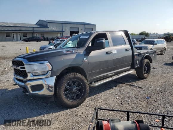✅ 2023 Ram 2500 Tradesman • VIN: 3C6UR5CLXPG530385 • Лот: 68439295. Опубликован ранее на Copart с пробегом Не указан. Бесплатный доступ к архиву аукционных продаж из США и подробный отчёт об истории автомобиля на DreamBid. Изображение 1.