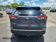 ✅ 2024 Toyota RAV4 XLE • VIN: 2T3W1RFV0RC261086 • Lot: 61905895. Wystawiony na Copart z przebiegiem 28 145 mil. Bezpłatny archiwum sprzedaży aukcyjnych z USA i szczegółowy raport historii pojazdu na DreamBid. Zdjęcie 6.