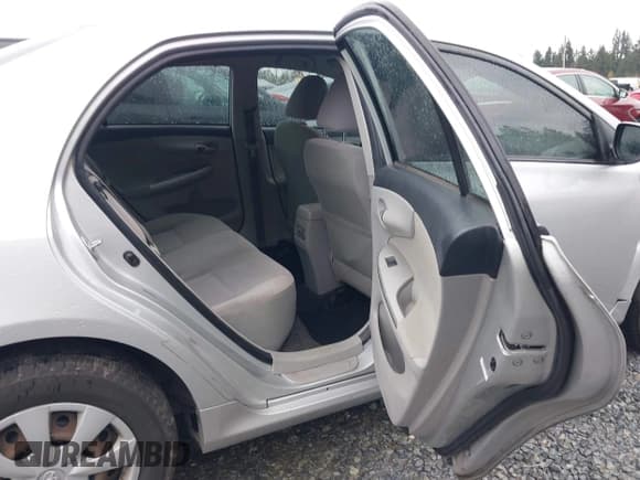 ✅ 2011 Toyota Corolla LE • VIN: JTDBU4EE6BJ090972 • Lot: 43693295. Wystawiony na IAAI z przebiegiem 246 193 mil. Bezpłatny archiwum sprzedaży aukcyjnych z USA i szczegółowy raport historii pojazdu na DreamBid. Zdjęcie 8.