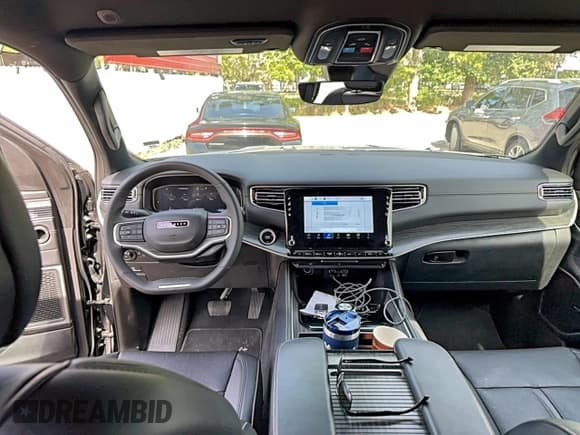 ✅ 2024 Jeep Wagoneer Series II • VIN: 1C4SJRBPXRS137078 • Лот: 95067855. Опубликован ранее на Copart с пробегом 20 725 миль. Бесплатный доступ к архиву аукционных продаж из США и подробный отчёт об истории автомобиля на DreamBid. Изображение 9.