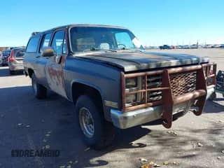 1987 Chevrolet Suburban z VIN 1GNEV16K5HF131852, wystawiony jako IAAI lot #43362876 z przebiegiem 31 728 mil mil oraz . Historia ofert i sprzedaży dostępna na DreamBid. Obrazek 1.