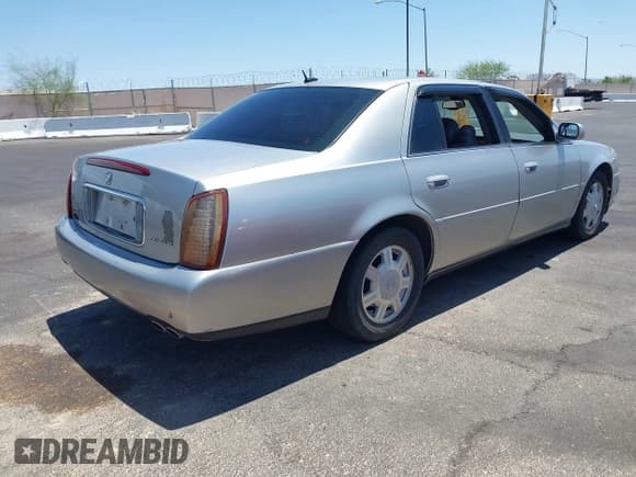 ✅ 2005 Cadillac DeVille • VIN: 1G6KD54Y35U261099 • Lot: 42530522. Listed on IAAI with 176,141 mi. Free auction sales archive from the USA and detailed vehicle history report at DreamBid. Image 4.