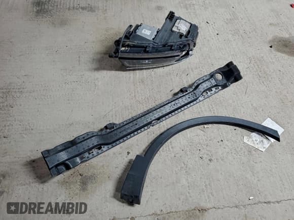 ✅ 2018 Volkswagen Tiguan SEL Premium • VIN: 3VV5B7AX5JM092453 • Лот: 93933515. Опубликован ранее на Copart с пробегом 86 177 миль. Бесплатный доступ к архиву аукционных продаж из США и подробный отчёт об истории автомобиля на DreamBid. Изображение 13.