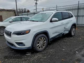 ✅ 2019 Jeep Cherokee Latitude • VIN: 1C4PJLCXXKD145533 • Lot: 93850385. Wystawiony na Copart z przebiegiem 93 646 mil. Bezpłatny archiwum sprzedaży aukcyjnych z USA i szczegółowy raport historii pojazdu na DreamBid. Zdjęcie 1.