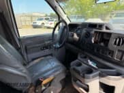 ✅ 2010 Ford Econoline Cargo Commercial • VIN: 1FTNE1EW6ADA36473 • Lot: 55557795. Wystawiony na Copart z przebiegiem 476 354 mil. Bezpłatny archiwum sprzedaży aukcyjnych z USA i szczegółowy raport historii pojazdu na DreamBid. Zdjęcie 9.