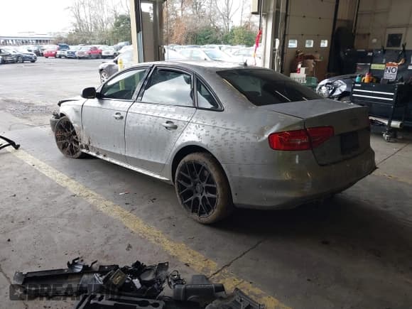 ✅ 2015 Audi S4 Premium Plus • VIN: WAUBGAFL1FA039000 • Lot: 41627117. Wystawiony na IAAI z przebiegiem Nie podano. Bezpłatny archiwum sprzedaży aukcyjnych z USA i szczegółowy raport historii pojazdu na DreamBid. Zdjęcie 3.