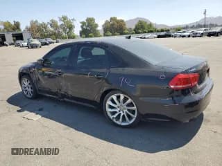 ✅ 2015 Volkswagen Passat S • VIN: 1VWAT7A39FC053006 • Lot: 80176045. Wystawiony na Copart z przebiegiem 133 798 mil. Bezpłatny archiwum sprzedaży aukcyjnych z USA i szczegółowy raport historii pojazdu na DreamBid. Zdjęcie 2.