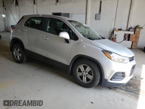 2017 Chevrolet Trax LS z VIN 3GNCJNSB9HL267780, wystawiony jako Copart lot #65526065 z przebiegiem 94 166 mil mil oraz Szkoda całkowita • Salvage title. Historia ofert i sprzedaży dostępna na DreamBid. Obrazek 4.