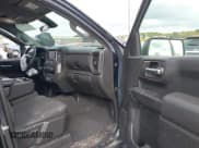 ✅ 2021 Chevrolet Silverado 1500 Custom • VIN: 1GCPYBEK9MZ303079 • Lot: 43456213. Wystawiony na IAAI z przebiegiem 63 003 mil. Bezpłatny archiwum sprzedaży aukcyjnych z USA i szczegółowy raport historii pojazdu na DreamBid. Zdjęcie 5.