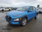 ✅ 2019 Hyundai Kona SE • VIN: KM8K12AA1KU385584 • Лот: 43493824. Опубликован ранее на Copart с пробегом 82 110 миль. Бесплатный доступ к архиву аукционных продаж из США и подробный отчёт об истории автомобиля на DreamBid. Изображение 1.