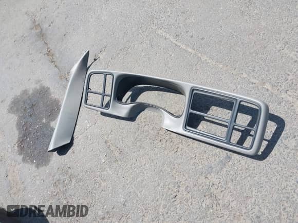 2001 Chevrolet Tahoe LT z VIN 1GNEK13T81R122136, wystawiony jako IAAI lot #42272857 z przebiegiem 216 060 mil mil oraz . Historia ofert i sprzedaży dostępna na DreamBid. Obrazek 12.