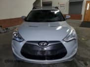 ✅ 2013 Hyundai Veloster w/Black Int • VIN: KMHTC6AD1DU137970 • Lot: 84545224. Wystawiony na Copart z przebiegiem 99 122 mil. Bezpłatny archiwum sprzedaży aukcyjnych z USA i szczegółowy raport historii pojazdu na DreamBid. Zdjęcie 5.