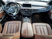 ✅ 2018 BMW X5 xDrive35i • VIN: 5UXKR0C52J0X83778 • Lot: 92028745. Wystawiony na Copart z przebiegiem 125 653 mil. Bezpłatny archiwum sprzedaży aukcyjnych z USA i szczegółowy raport historii pojazdu na DreamBid. Zdjęcie 8.