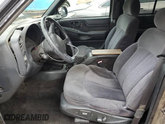 2001 Chevrolet Blazer LT z VIN 1GNDT13W61K257711, wystawiony jako Copart lot #78088704 z przebiegiem 213 504 mil mil oraz Szkoda całkowita • Salvage title. Historia ofert i sprzedaży dostępna na DreamBid. Obrazek 7.