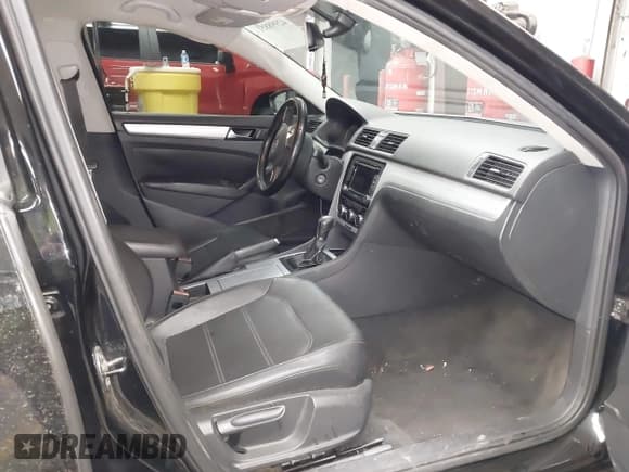 ✅ 2012 Volkswagen Passat SE • VIN: 1VWBP7A37CC040744 • Lot: 42998851. Wystawiony na IAAI z przebiegiem 174 582 mil. Bezpłatny archiwum sprzedaży aukcyjnych z USA i szczegółowy raport historii pojazdu na DreamBid. Zdjęcie 5.