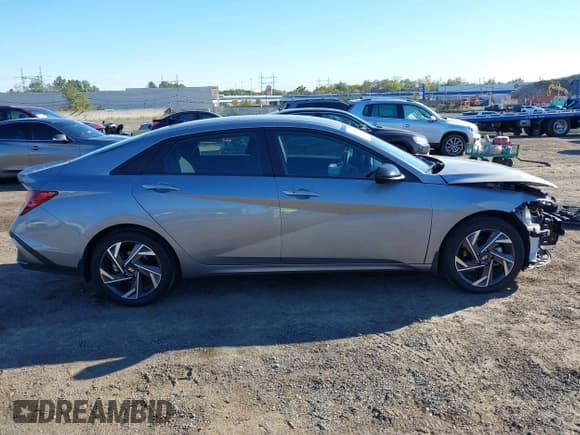 ✅ 2025 Hyundai Elantra SEL Sport • VIN: KMHLM4DG0SU882455 • Lot: 43391644. Listed on IAAI with 8,201 mi. Free auction sales archive from the USA and detailed vehicle history report at DreamBid. Image 13.