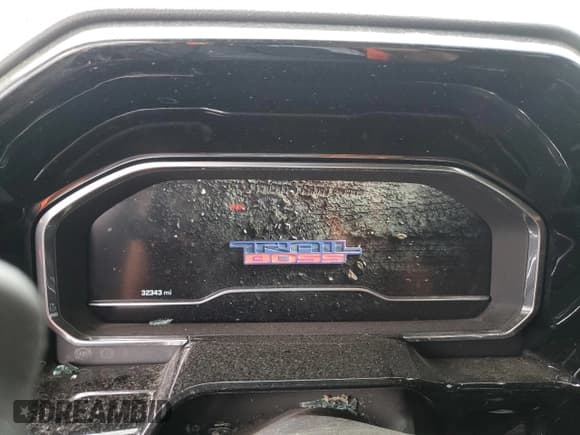 ✅ 2022 Chevrolet Silverado 1500 LT Trail Boss • VIN: 3GCUDFET1NG646193 • Lot: 62421255. Wystawiony na Copart z przebiegiem 32 343 mil. Bezpłatny archiwum sprzedaży aukcyjnych z USA i szczegółowy raport historii pojazdu na DreamBid. Zdjęcie 9.