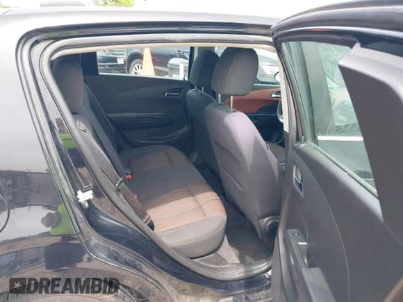 2015 Chevrolet Sonic LT z VIN 1G1JC6SB0F4157826, wystawiony jako IAAI lot #42503574 z przebiegiem 101 437 mil mil oraz . Historia ofert i sprzedaży dostępna na DreamBid. Obrazek 8.