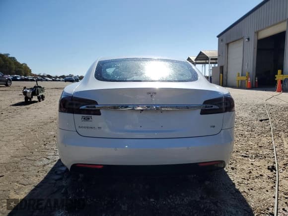 ✅ 2017 Tesla Model S 60 • VIN: 5YJSA1E18HF178801 • Lot: 92257025. Wystawiony na Copart z przebiegiem 104 837 mil. Bezpłatny archiwum sprzedaży aukcyjnych z USA i szczegółowy raport historii pojazdu na DreamBid. Zdjęcie 6.