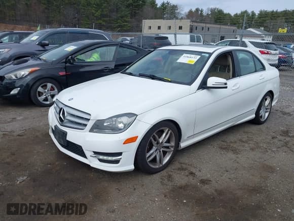 ✅ 2013 Mercedes-Benz C 300 Sport • VIN: WDDGF8AB3DR269791 • Lot: 41868133. Wystawiony na IAAI z przebiegiem 140 336 mil. Bezpłatny archiwum sprzedaży aukcyjnych z USA i szczegółowy raport historii pojazdu na DreamBid. Zdjęcie 2.