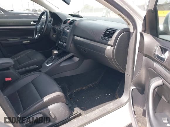 ✅ 2010 Volkswagen Jetta Limited Edition • VIN: 3VWAZ7AJ5AM108930 • Lot: 42117095. Wystawiony na IAAI z przebiegiem 126 887 mil. Bezpłatny archiwum sprzedaży aukcyjnych z USA i szczegółowy raport historii pojazdu na DreamBid. Zdjęcie 5.