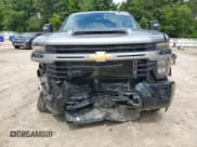 ✅ 2024 Chevrolet Silverado 2500HD Custom • VIN: 2GC1YME75R1199753 • Лот: 56539275. Опубликован ранее на Copart с пробегом 23 281 миль. Бесплатный доступ к архиву аукционных продаж из США и подробный отчёт об истории автомобиля на DreamBid. Изображение 5.