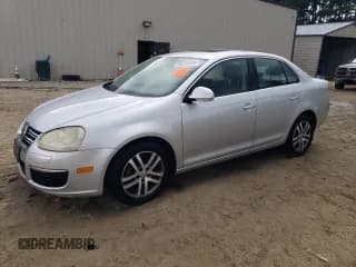 ✅ 2006 Volkswagen Jetta 1.9L TDI • VIN: 3VWST71K26M845721 • Lot: 84236855. Wystawiony na Copart z przebiegiem 266 210 mil. Bezpłatny archiwum sprzedaży aukcyjnych z USA i szczegółowy raport historii pojazdu na DreamBid. Zdjęcie 1.